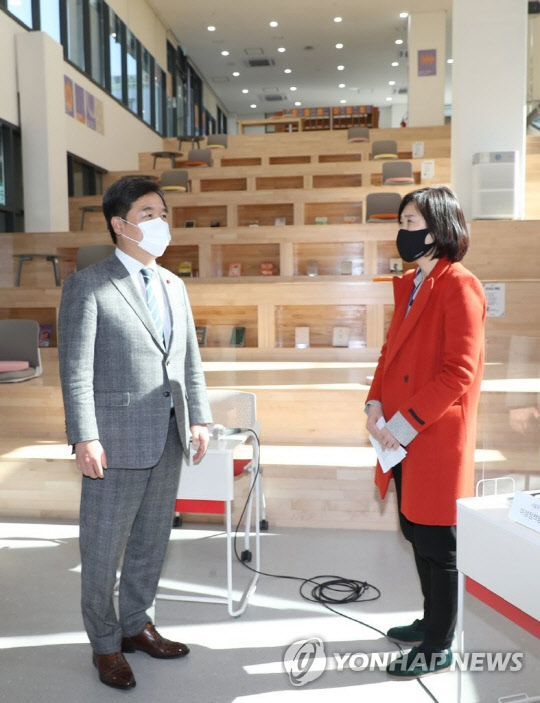 서정협 서울시장 권한대행이 18일 오전 서울 동작구 여성창업공간 '스페이스 살림'을 방문해 시설물을 살펴보고 있다. <연합뉴스>